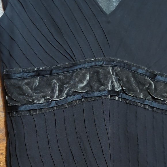 Spenser Jeremy Elegant Black V-Neck Blouse - Picture 3 of 8